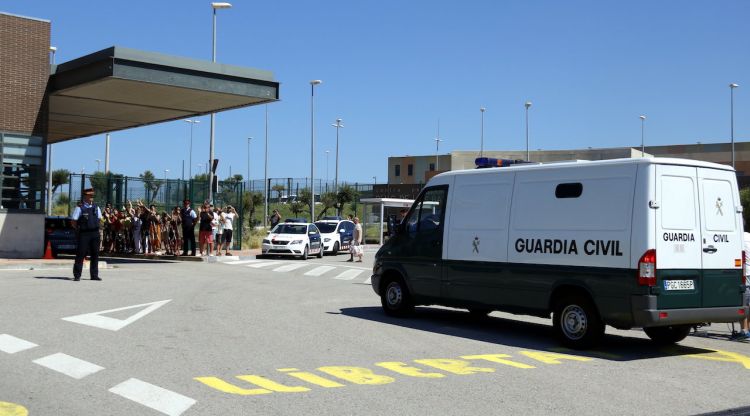 El furgó de la Guàrdia Civil que ha traslladat Bassa i Forcadell arribant a la presó del Puig de les Basses. ACN