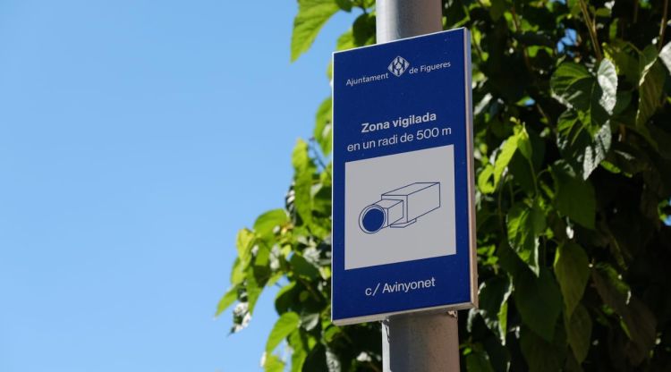 Un cartell informatiu sobre la instal·lació de càmeres al barri de Sant Joan. ACN