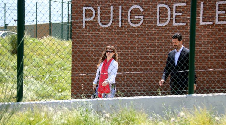 Els advocats de Carme Forcadell i Dolors Bassa, Mariano Bergés i Olga Arderiu, a la sortida de la visita al centre penitenciari del Puig de les Basses. ACN