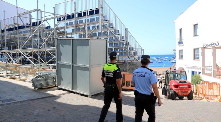 La Policia Local de Palafrugell ultimant els detalls del dispositiu. ACN