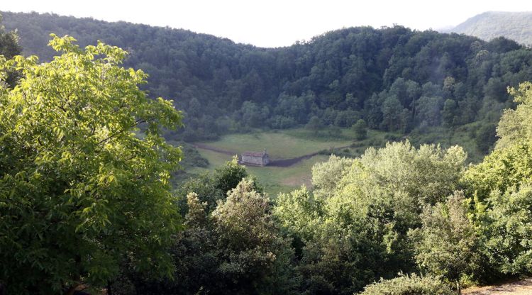 El cràter del volcà Santa Margarida amb l'ermita de fons. ACN