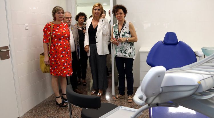 La consellera de Salut, Alba Vergés, a l'esquerra, durant la visita inaugural del nou CAP de Figueres. ACN