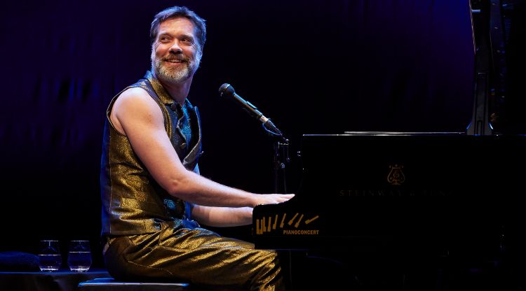 Rufus Wainwright divertint-se anit damunt l'escenari del Festival Castell de Peralada. Toti Ferrer