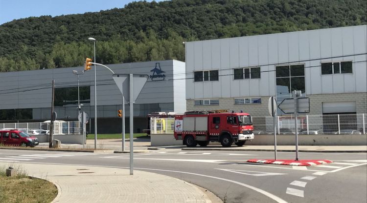 Els camions de Bombers de la Generalitat a l'exterior de l'empresa Hipra d'Amer, aquest matí. ACN