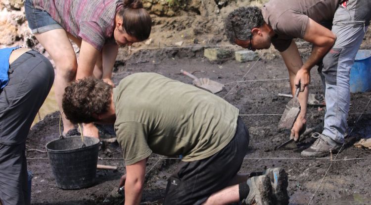 Arqueòlegs treballant al jaciment neolític de La Draga de Banyoles