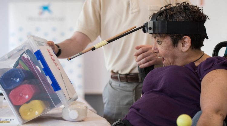 Un participant al taller creatiu liderat per persones amb paràlisi cerebral