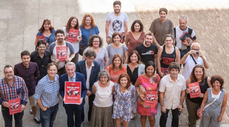 Autoritats i alguns dels participants al Fitag a Girona en la presentació d'avui