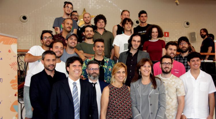 Fotografia de família de la presentació del Festival Acústica de Figueres a l'Antiga Fàbrica Estrella Damm de Barcelona. ACN