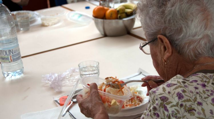 Una senyora menjant al Casal d'Avis de Bescanó. ACN