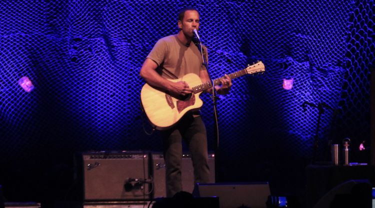 El hawaià Jack Johnson, inaugurant el Porta Ferrada. ACN