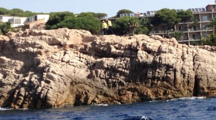 Els Bombers cercant la dona desapareguda, aquest matí. Xavier Martí/TV Costa Brava