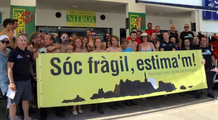 Els submarinistes que han sortit de Palamós amb la pancarta. ACN