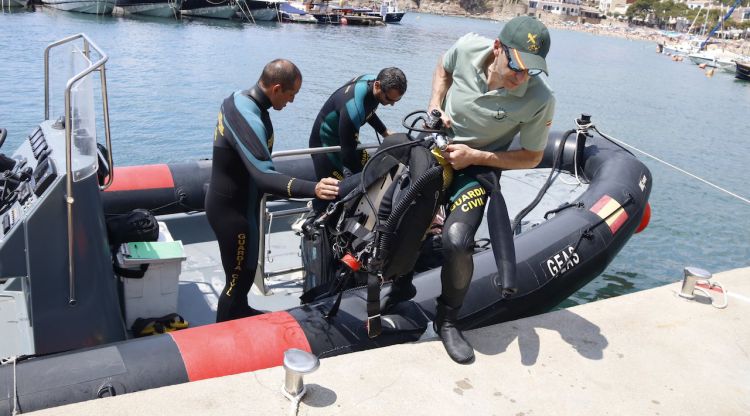 Submarinistes del GEA de la Guàrdia Civil arribant al port de Llafranc (Baix Empordà). ACN