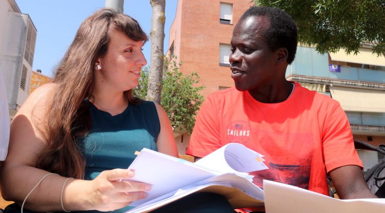 L'advocada Anna Pagès mira la sentència absolutòria amb en Momodou Camara. ACN