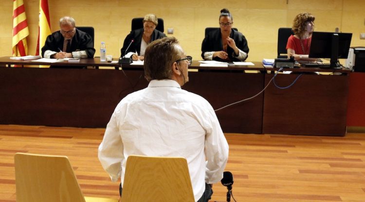 L'acusat d'agredir sexualment la filla durant el judici a l'Audiència de Girona aquest matí. ACN