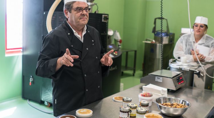 El director de Gelati Dino, Valter Rosso, en la fàbrica d'Empuriabrava. ACN