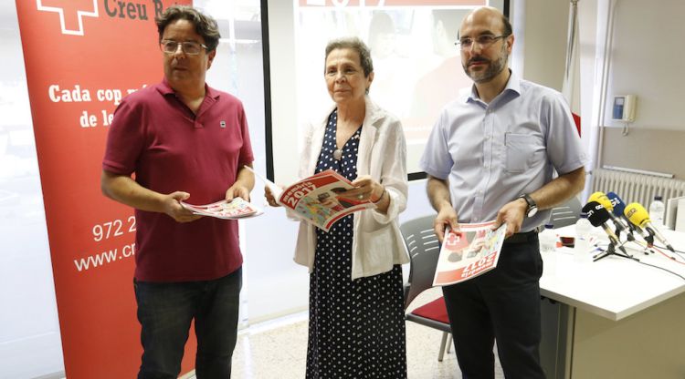 El coordinador provincial de Creu Roja a Girona, Jordi Martori, la presidenta provincial, Roser Llevat, i el secretari provincial, Josep Domènech. ACN