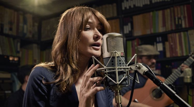 Carla Bruni durant un enregistrament al seu estudi