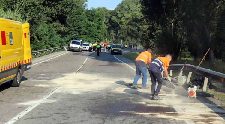 Els operaris netejant la carretera C-63 al tram on ha tingut lloc l'accident mortal d'avui. ACN