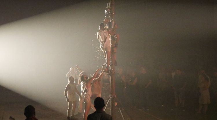 Una de les escenes de l'espectacle 'Manes' de la Fura dels Baus durant la seva estrena al Festival de Portalblau