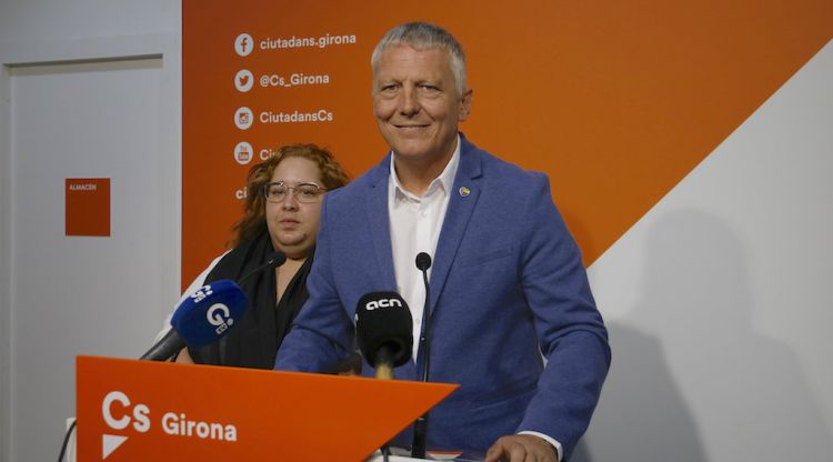 El diputat gironí de Ciutadans al Parlament, Jean Castel, acompanyat de la portaveu a Girona, Míriam Pujola. ACN