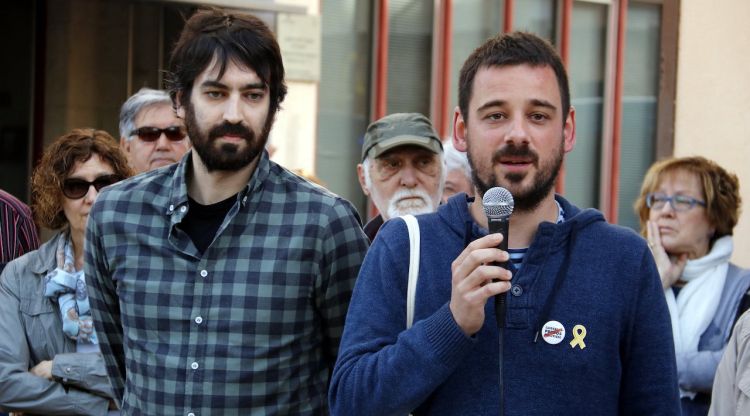 Els dos militants de la CUP investigats per la vaga general del 8-N agraint el suport a Santa Coloma de Farners (arxiu). ACN