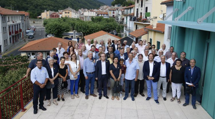 Alguns dels alcaldes francesos que han signat el manifest. ACN