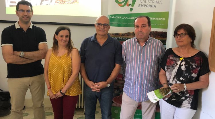 Els representants dels cinc municipis del Baix Empordà que participen en el projecte de gestió de residus