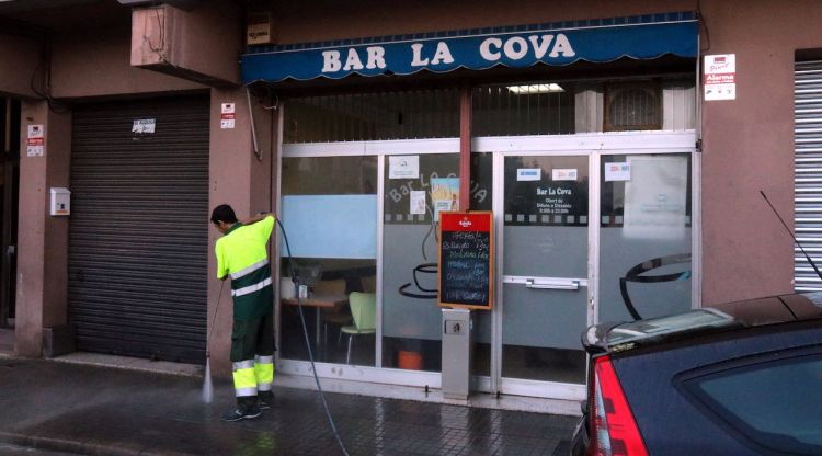 Un operari neteja la vorera davant del bar on ha passat el succés. ACN