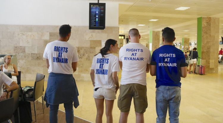 Treballadors de Ryanair en vaga, ahir a l'aeroport de Girona. ACN