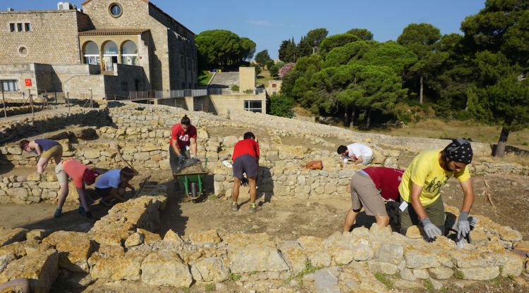 Alguns dels alumnes del Curs d'Arqueologia d'Empúries treballant en les excavacions de la zona portuària de les excavacions