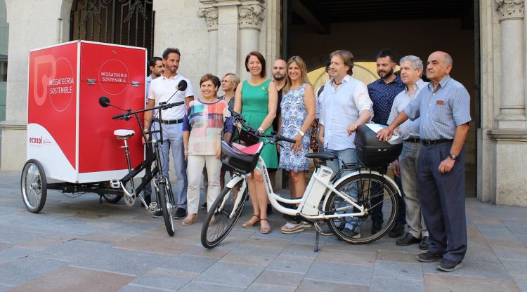Lalcaldessa de Girona, Marta Madrenas, acompanyada pels assistents de la presentació del nou servei