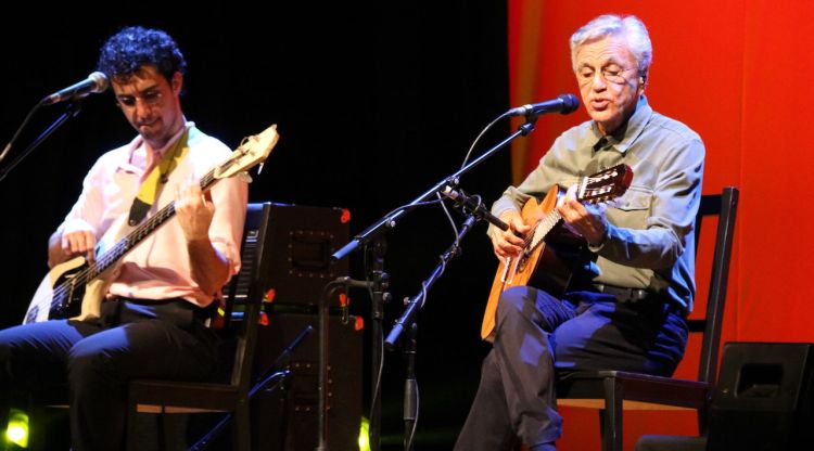 Caetano Veloso ahir durant l'actuació al Festival de la Porta Ferrada. ACN