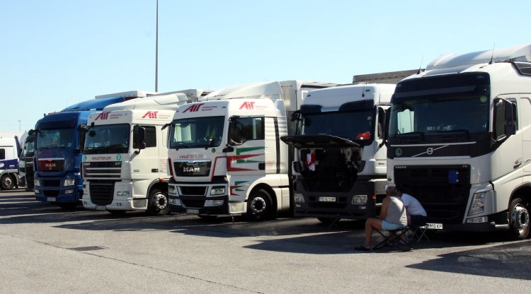 Camions aturats en un dels aparcaments de la Jonquera el juliol de 2016. ACN