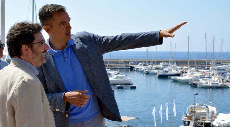 El secretari d'Infraestructures i president de Ports de la Generalitat, Isidre Gavín, i l'alcalde de Sant Feliu de Guíxols, Carles Motas. ACN