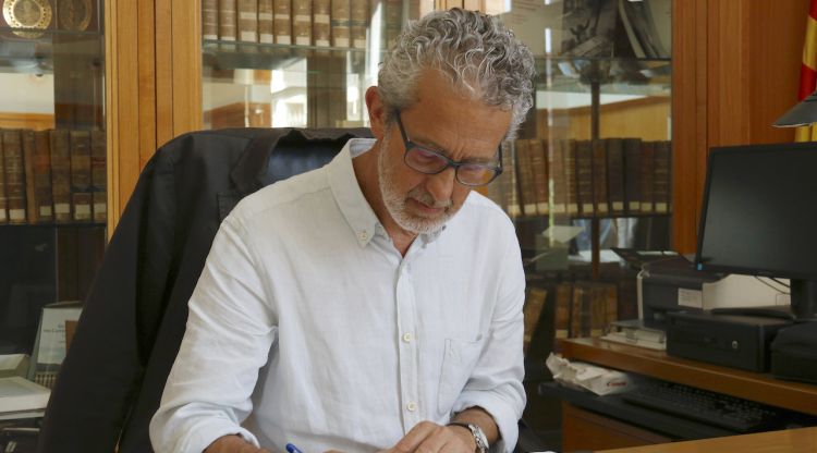 Albert Bramon al seu despatx (arxiu). ACN