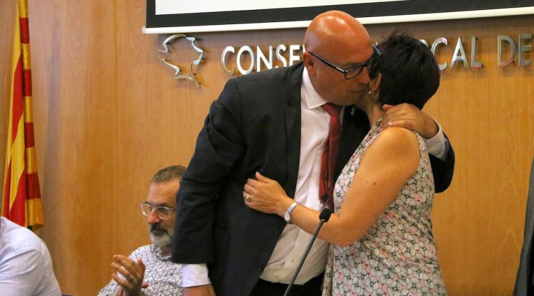 Ferran Roquer i Montse Mindan abraçant-se després que Mindan hagi estat escollida presidenta del Consell Comarcal de l'Alt Empordà. ACN