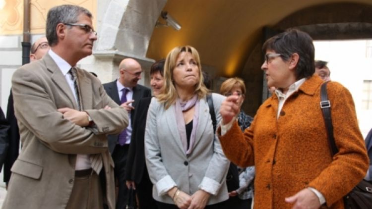 El delegat del Govern, Eudald Casadesús, la vicepresidenta Joana Ortega i l'alcaldessa de Girona Anna Pagans, al pati de les Magnòlies.