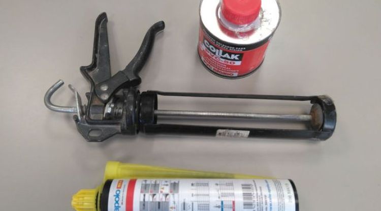 Els productes que utilitzava el detingut per inutilitzar els parquímetres de l'Estartit