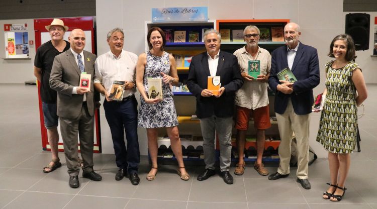 Al centre, l'alcaldessa de Girona, Marta Madrenas, i el director general de Cimalsa, Enric Ticó, en la presentació a Girona de l'intercanvi de llibres. ACN