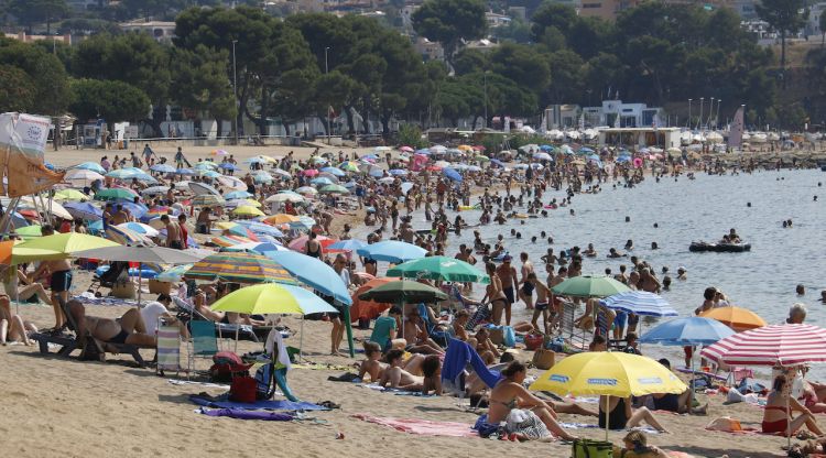 La platja de Sant Feliu de Guíxols plena per l'onada de calor durant aquest matí. ACN