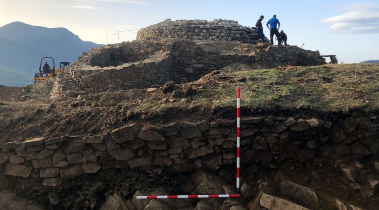 El fossat i els murs que han quedat al descobert a la Torre de Campelles. Albert Pratdesaba