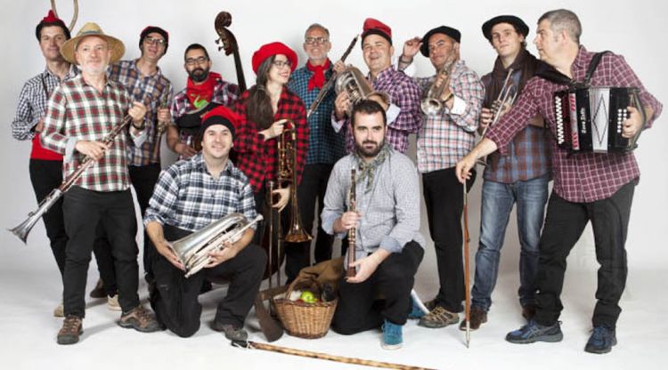 Foto de grup de l'acordionista Kepa Junkera i la Cobla Sant Jordi - Ciutat de Barcelona