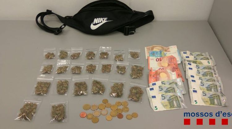 Part del material decomissat i dels diners requisats durant l'operatiu policial per desarticular un grup criminal a Palagrugell