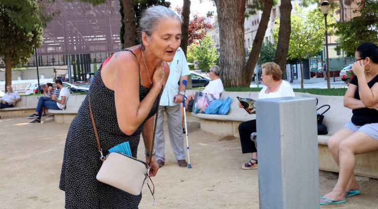 Una dona refrescant-se en una font de Figueres en plena onada de calor. ACN