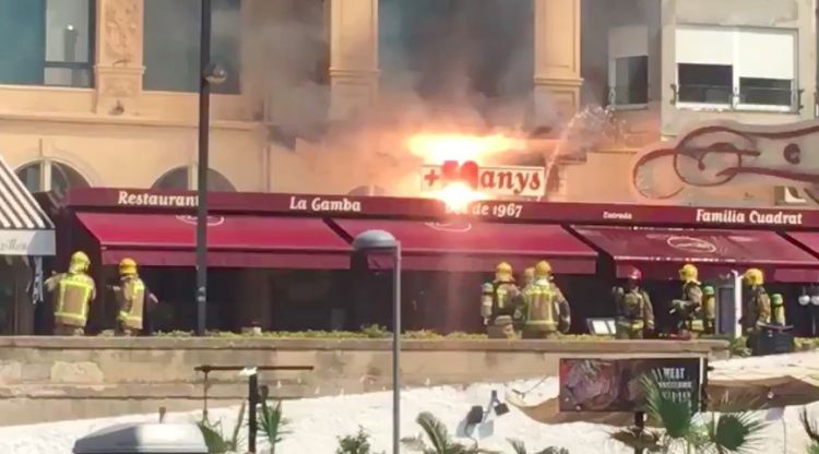 Els Bombers treballant en l'incendi al restaurant La Gamba. Maite Garcia Abad
