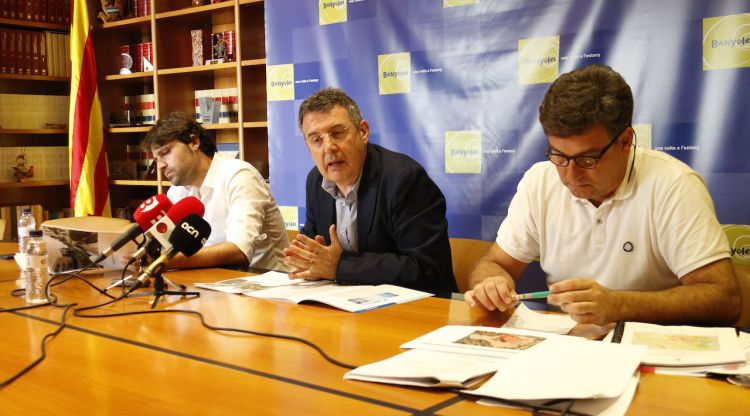 El tinent d'alcalde de Banyoles, Jordi Congost, l'alcalde, Miquel Noguer, i el regidor d'Urbanisme, Albert Tubert. ACN