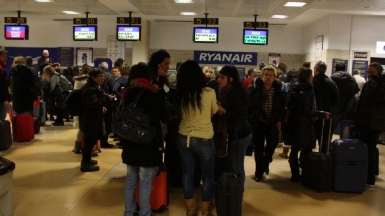 Molts usuaris esperant a l'aeroport de Girona (arxiu)