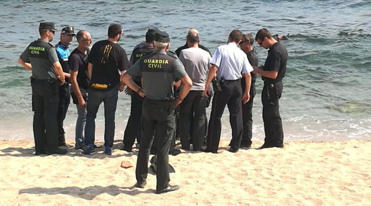 El conjunt d'agents de la Guàrdia Civil, Mossos d'Esquadra i Policia Local de Calonge que han participat en l'operatiu