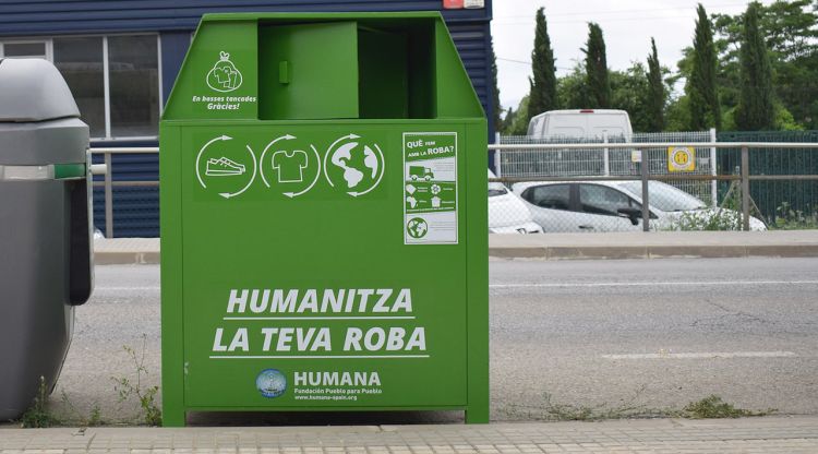 Un dels contenidors de roba que té la Fundació Humana repartits per tot Catalunya